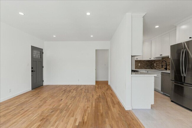 Building Photo - 652 Hayworth Ave