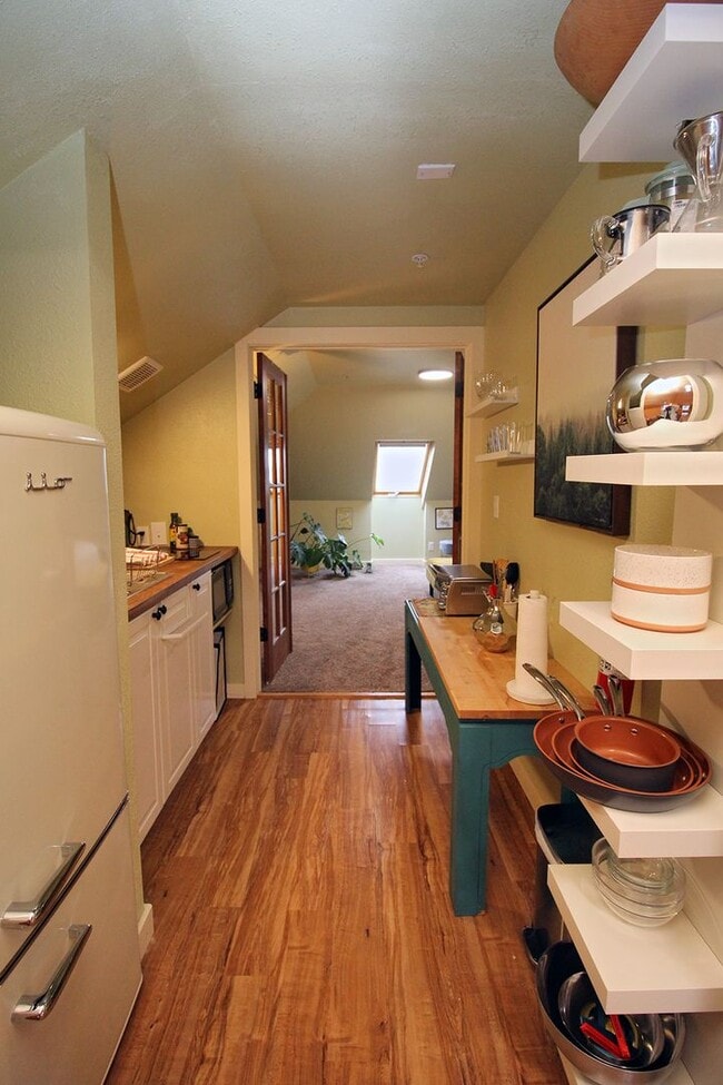 Building Photo - 4033 SE Hawthorne Blvd