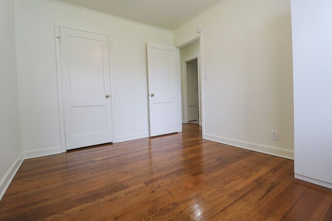 Building Photo - Beautiful Brookside duplex unit - NO PETS