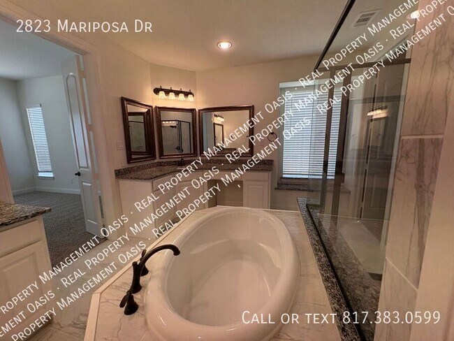 Building Photo - 2823 Mariposa Dr