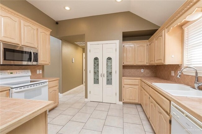 Building Photo - 33-25 1/2 E St