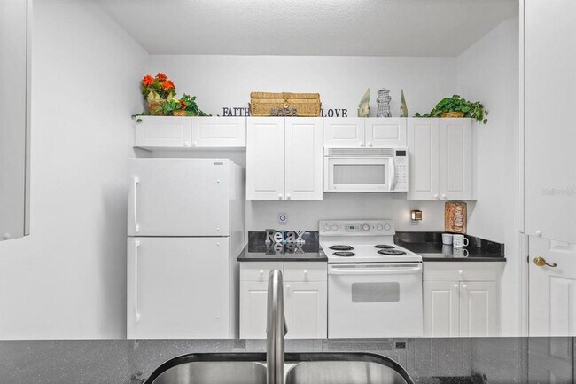 Building Photo - 2310 Silver Palm Dr