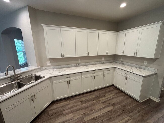Building Photo - 4 bedroom / 3 bath in great neighborhood - WON'T LAST!