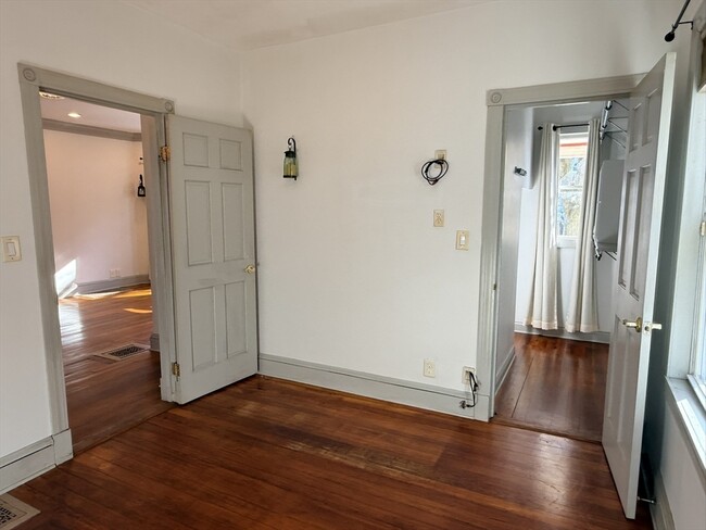 Building Photo - 96 King St