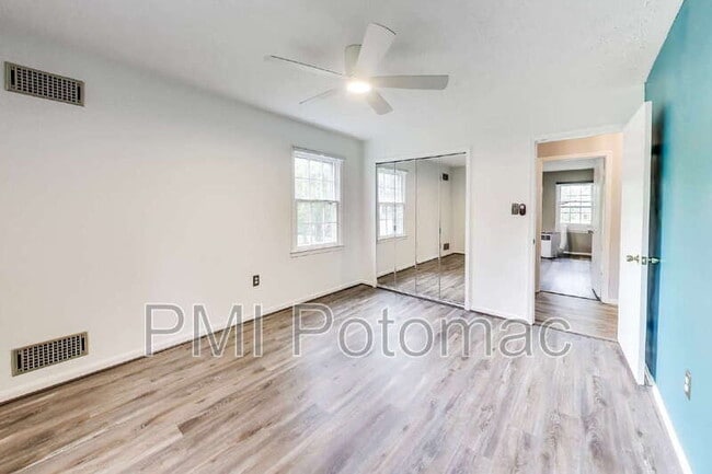 Building Photo - 1718 Crestview Dr