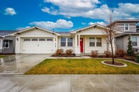 Building Photo - Beautiful 4 bed 2 bath plus flex room