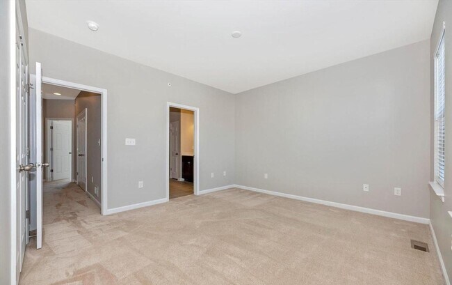 Building Photo - 3 level townhouse (newer construction) in Jefferson Place Community available early June!