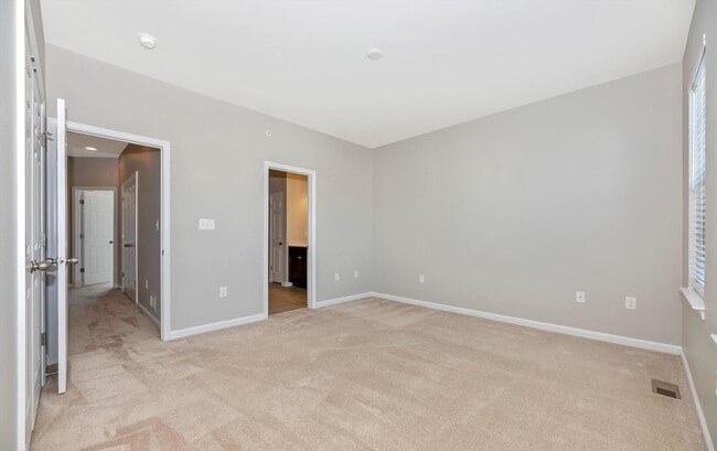 Building Photo - 3 level townhouse (newer construction) in Jefferson Place Community available early May!