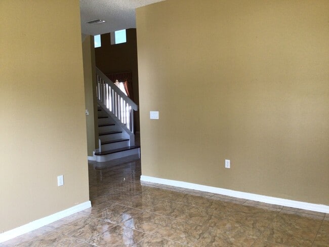 Building Photo - 410 Bloomfield Dr