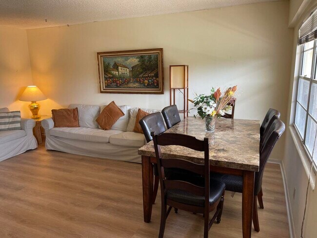 Building Photo - 198 Dorset E