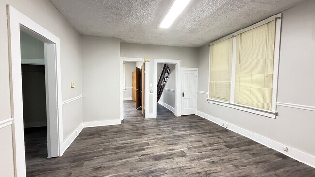 Building Photo - SPACIOUS...3 Bedroom 1 Bath