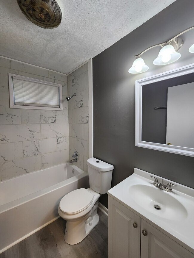 Building Photo - 108 Tandy Dr