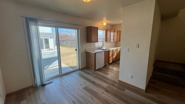 Building Photo - Bright & Convenient Townhouse Living!