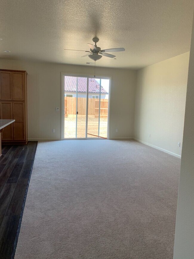 Building Photo - Spacious & Stylish 3 Bed, 2 Bath Home  Des...