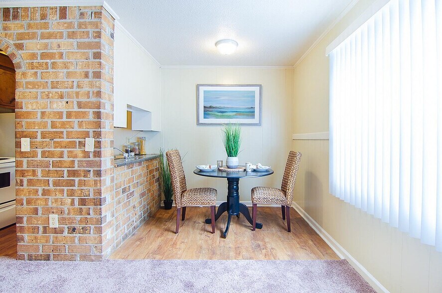 Open Dining Area - Willow Lake Apartments