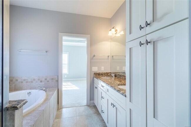 Building Photo - 8740 Pemberton Park