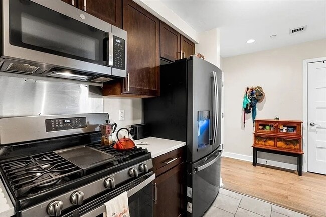 Building Photo - 130 John St