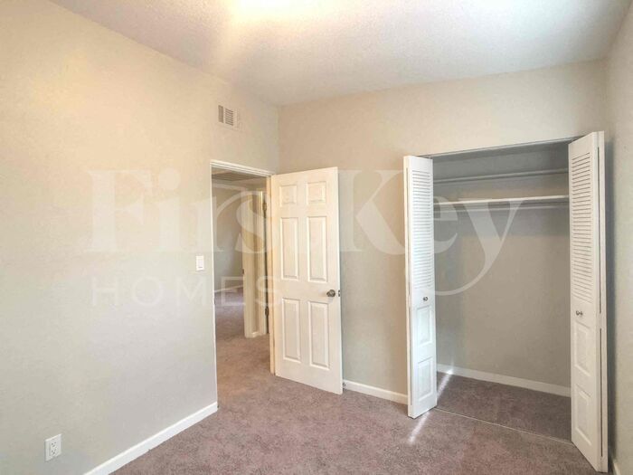 Building Photo - 8035 Robin Rd