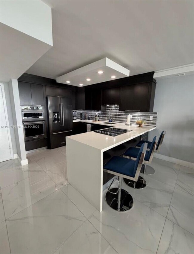 Building Photo - 1420 Brickell Bay Dr