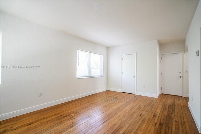 Building Photo - 1007 Bay Dr