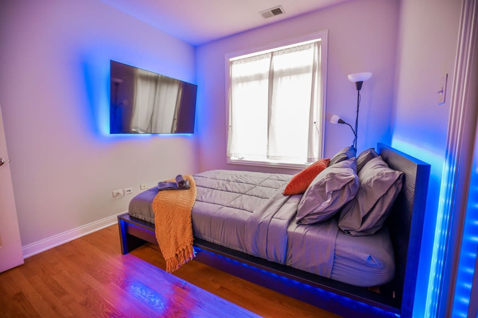 Building Photo - 2022 W Warren Blvd