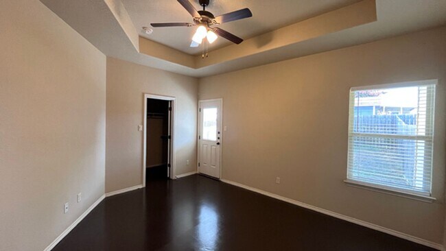 Building Photo - Granite Counters, High Ceilings & More – S...