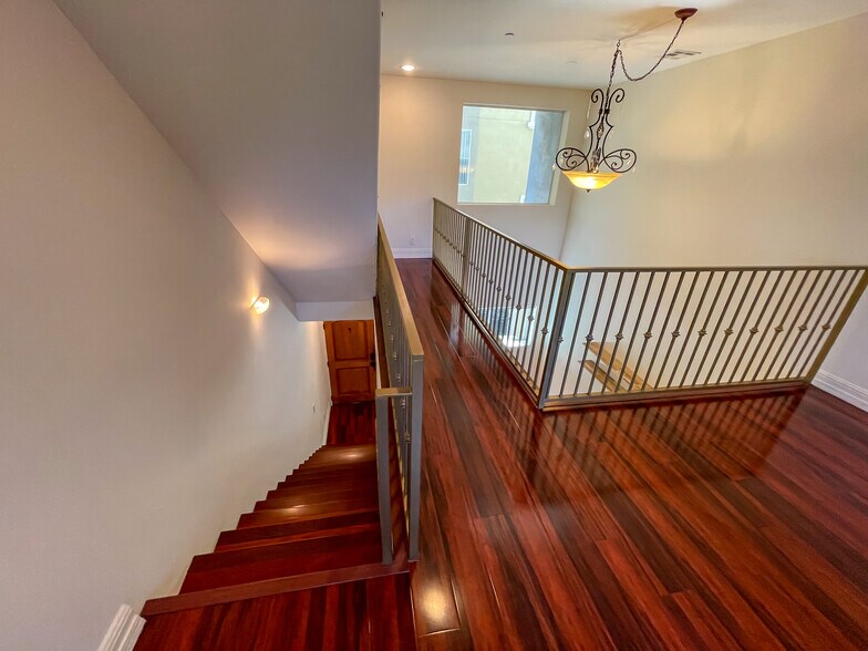 Building Photo - 2027 Beloit Ave