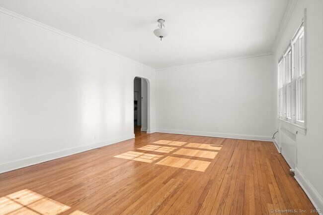 Building Photo - 684 Farmington Ave