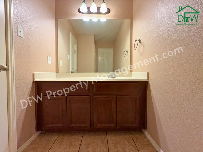 Building Photo - Elegant and Spacious 5-Bedroom Home for Lease in Fort Worth
