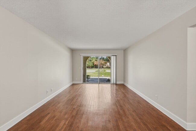 Building Photo - Beautiful Condo