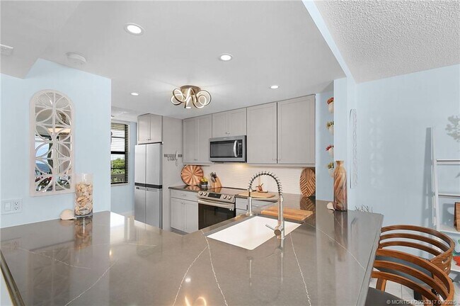 Building Photo - 10000 S Ocean Dr