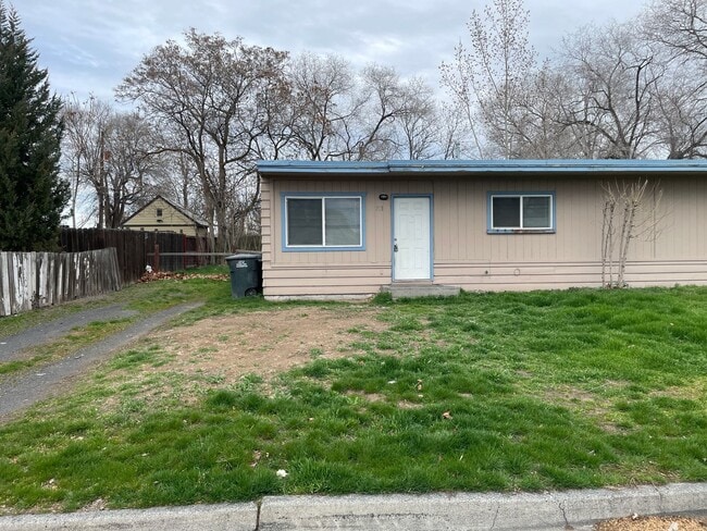 Building Photo - Duplex For Rent