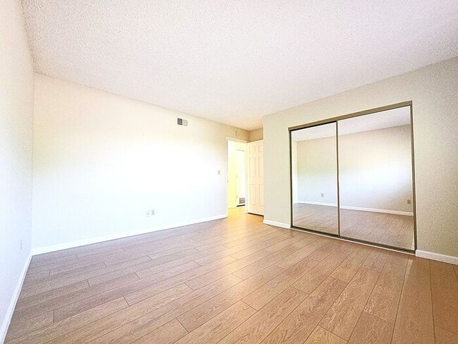 Building Photo - Beautiful, Very Large 2 Bedroom with Garage, Fireplace, Balcony & A/C Near Washoe Golf Course