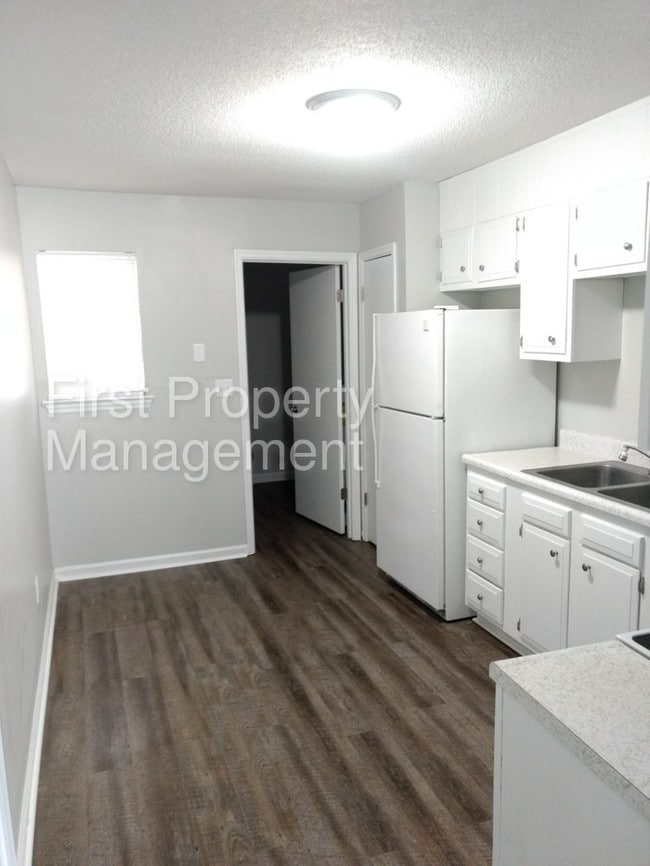Building Photo - 2 bedroom 1 bath Duplex East Ridge