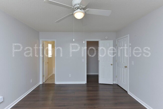 Building Photo - 295 Legend Oaks Dr