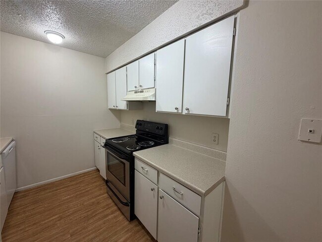 Building Photo - 421 Live Oak St