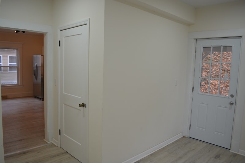 Building Photo - 330 E Main St