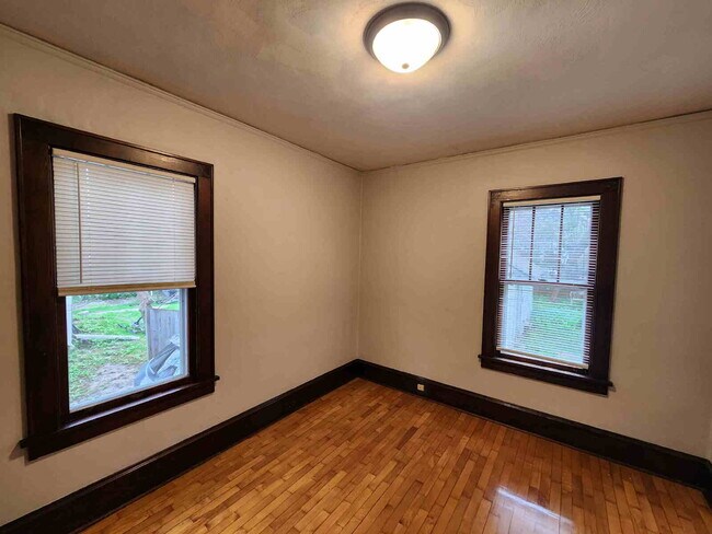 Building Photo - Character Home in NICE Neighborhood