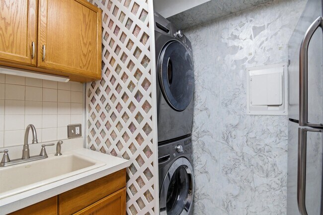 Building Photo - 1235 S Maple Rd