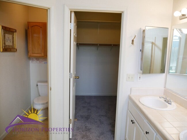 Building Photo - 9472 Clementine Way
