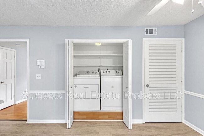 Building Photo - 4000 Sand Wedge Cir