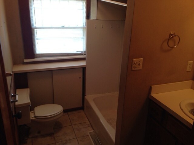 Building Photo - 2 Bedroom Duplex in Riverside!