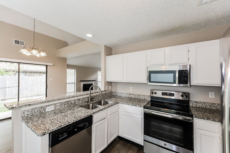 Building Photo - 6209 Mercedes Dr