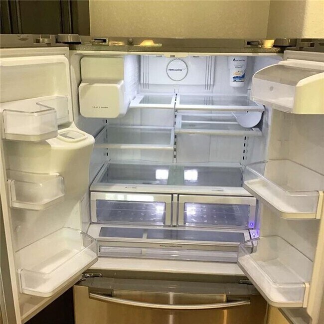 Building Photo - Extensive solar panels resulting in minimal to no electric cost. Dont Miss out!