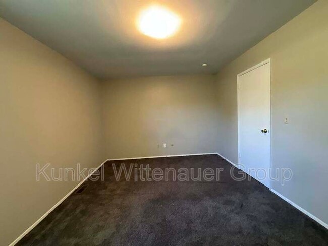 Building Photo - 711 White Oak Dr