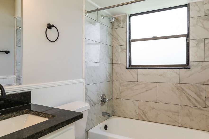 Building Photo - 818 Elmwood St