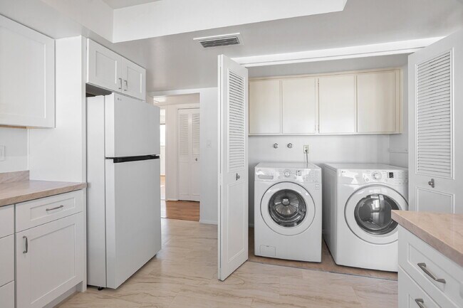 Building Photo - Scottsdale Townhome Now Available!