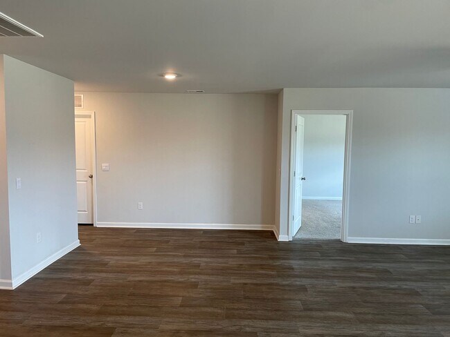 Building Photo - 3 Bedroom 2 Bath Home in Eagle Creek, Bolivia, NC