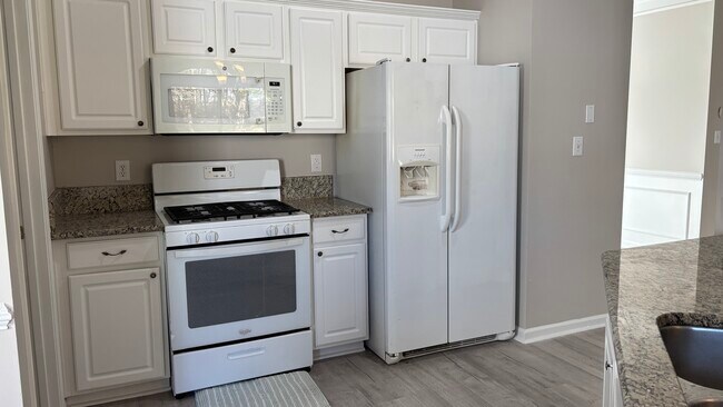 Building Photo - 12045 Evergreen Hollow Dr