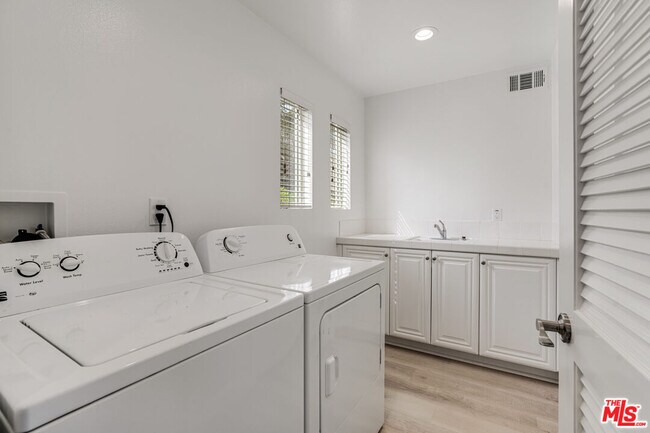 Building Photo - 5744 S Celedon Creek